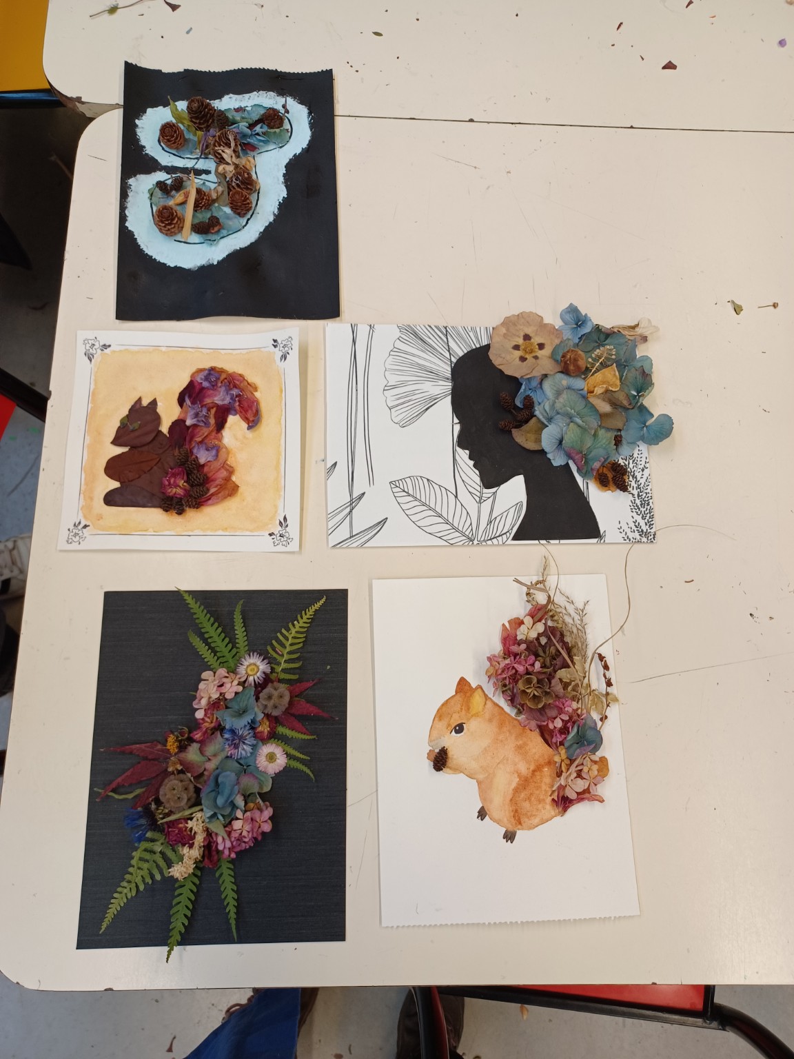 Collages de fleurs séchées et silhouettes